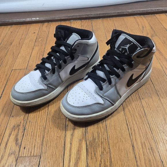 Nike Air Jordan 1 Mid Grey White Black Youth 6Y Womens 7.5 - Picture 2 of 7